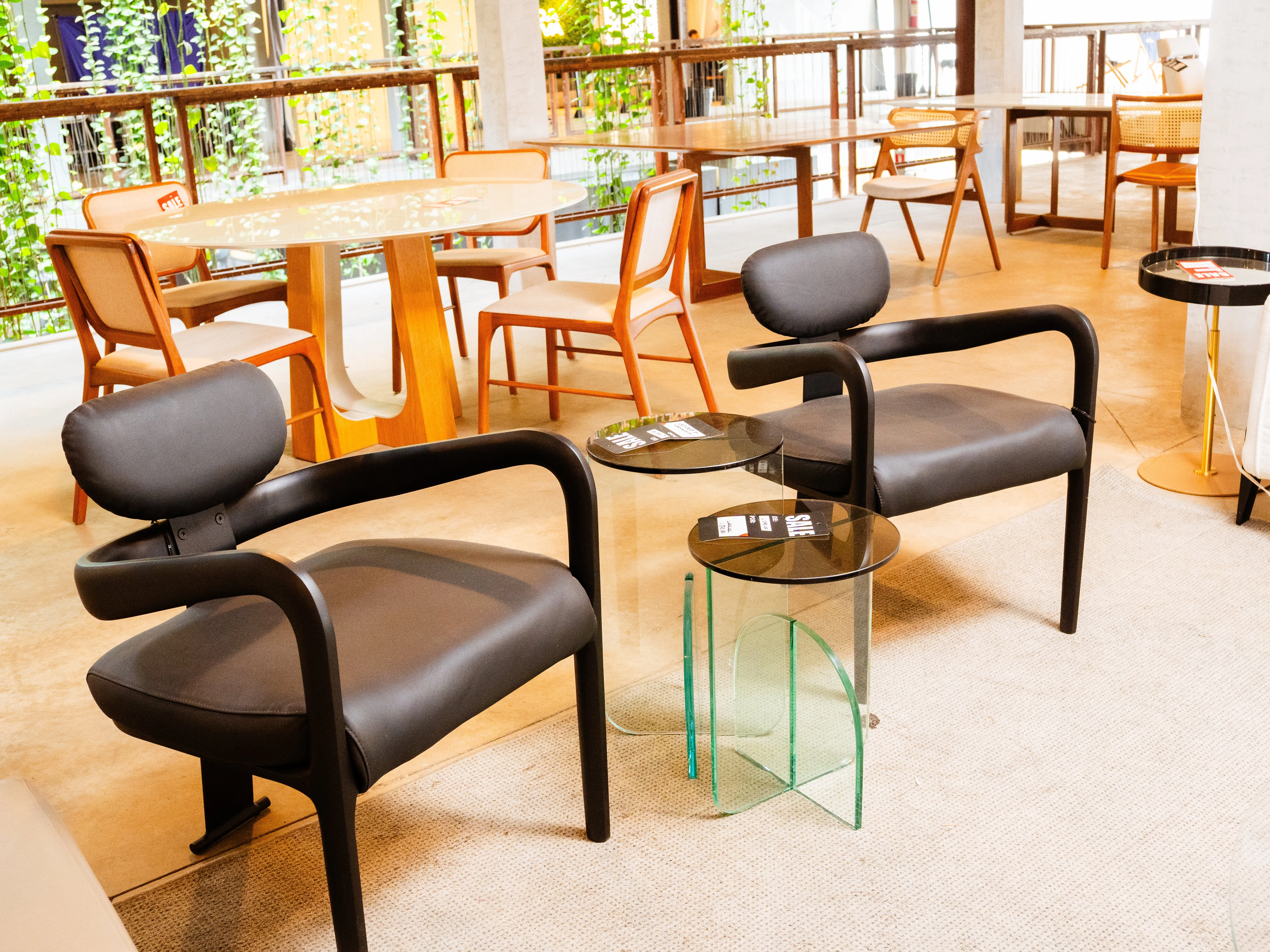 Ambiente do showroom com mobiliário assinado